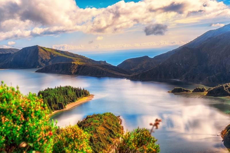 PORTUGAL - ACORES : &quot;Immersion au cœur de la nature&quot; (p.320 &amp; 321)