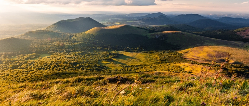 AUVERGNE : Terre de Volcans (p32 &amp; 33)