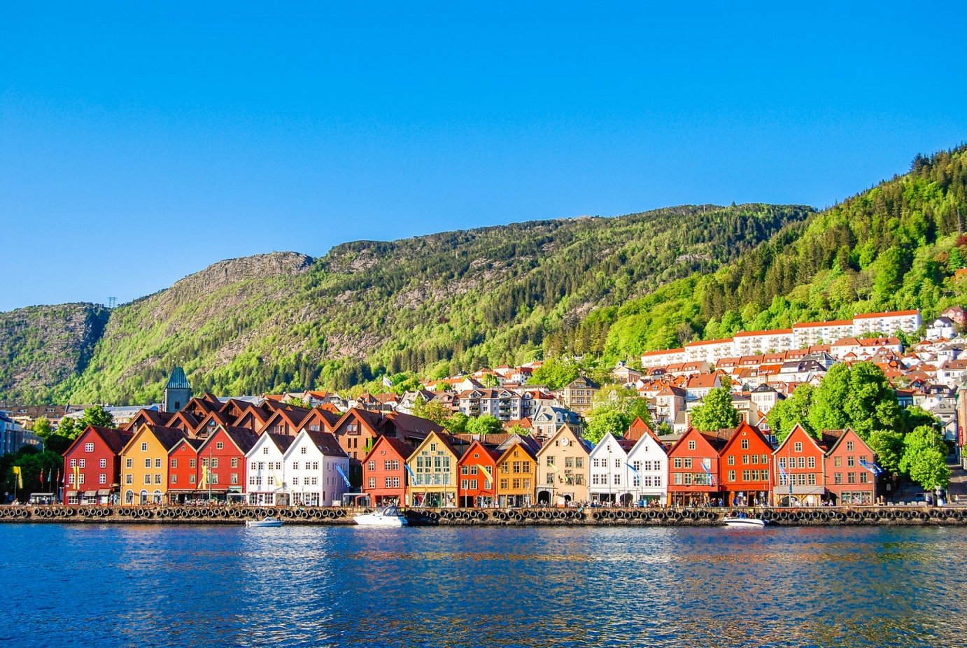FJORDS - &quot;Cap Nord-Ouest : Fjords et villes côtières de légende&quot; - p.134-135
