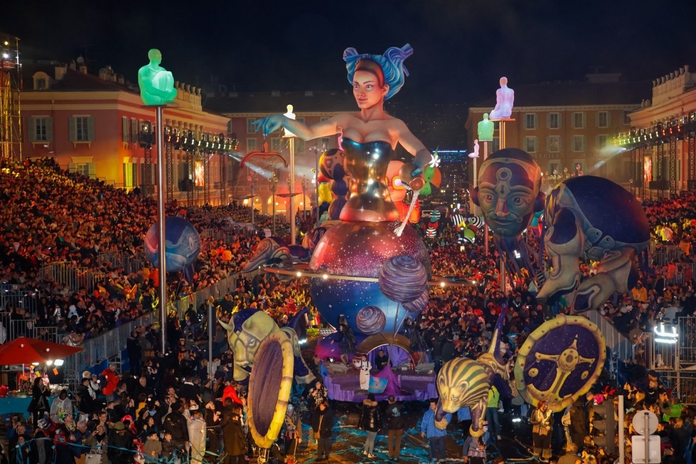 CÔTE D’AZUR - PROVENCE - Carnaval de Nice (page 112-113)